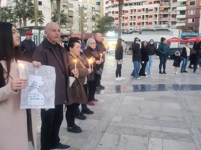 Me qirinj në duar, durrsakët protestojnë në heshtje për vrasjen makabre të Mateos 8-vjeçar