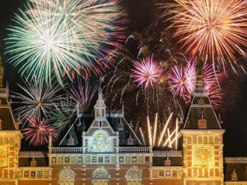 Holanda ndalon fishekzjarrët natën e Vitit të Ri