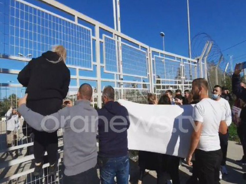 Tension në Vlorë, familjarët tentojnë të hyjnë me forcë në paraburgimin ku mbahet Klodian Çalamani