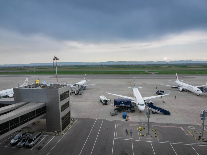 Tre aeroplanë nuk po arrijnë të aterojnë në Aeroportin e Prishtinës, ky është shkaku