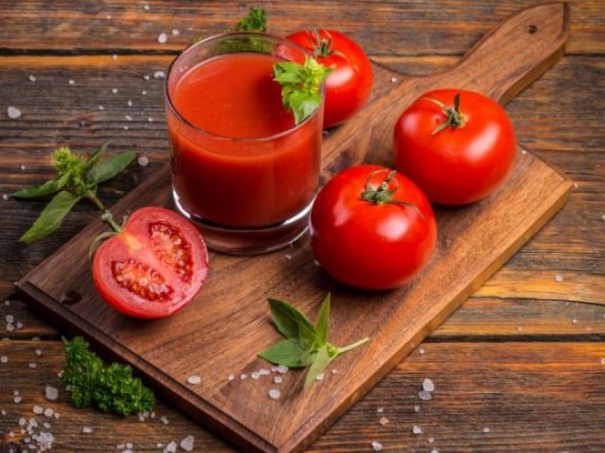 Lëngu i domates është i shëndetshëm, por nuk rekomandohet për të gjithë: Kush nuk duhet ta pijë?