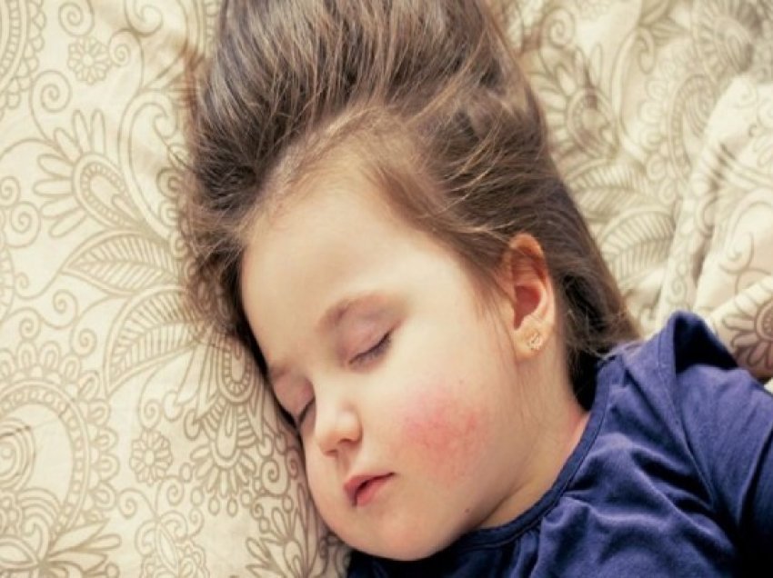 ​A shkojnë fëmijët tuaj vonë në shtrat? Shkencëtarët tregojnë si ndikon kjo në peshën e tyre trupore