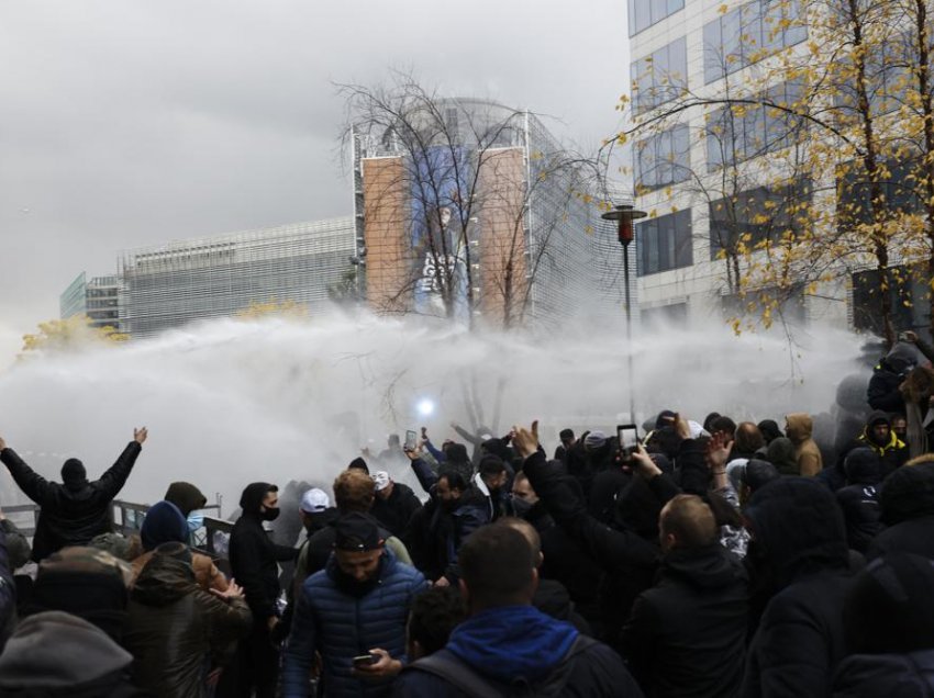 Qytetarët e Belgjikës protestojnë kundër rregullave të rrepta ndaj COVID-19