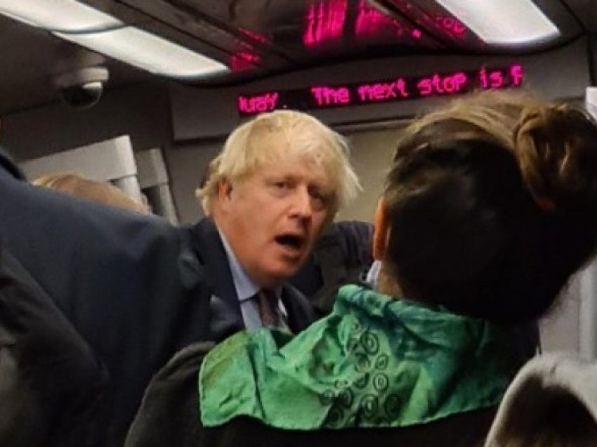 Boris Johnson kapet përsëri pa maskë, tani në një tren të mbushur me njerëz