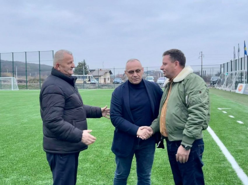 Presidenti i FFK-së, inauguron fushën e stadiumit të FC Ferizaj