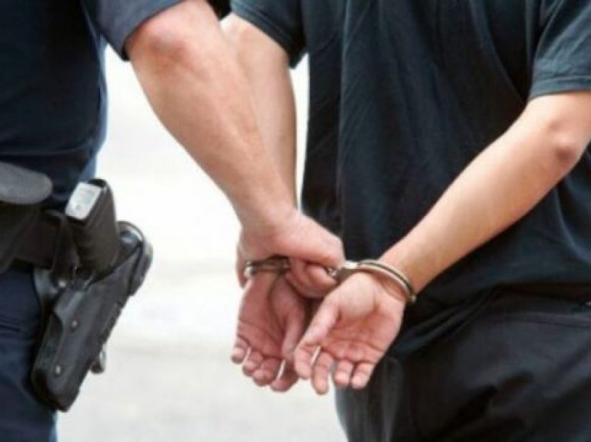 Arrestohet në kufi shtetasi i Shqipërisë, iu gjetën mbi 14 mijë euro të falsifikuara