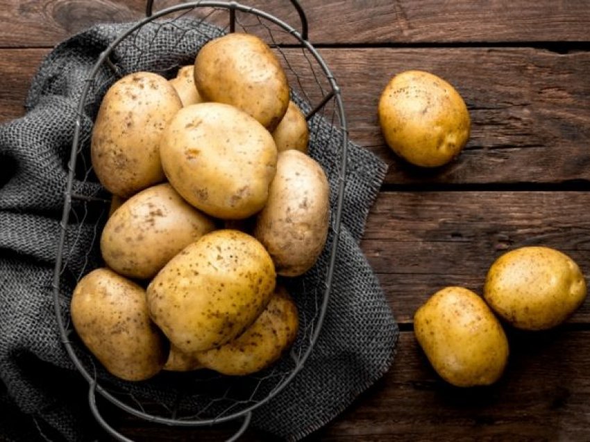 Si të pastroni patatet në dhjetë minuta pa pasur nevojë t’i fërkoni