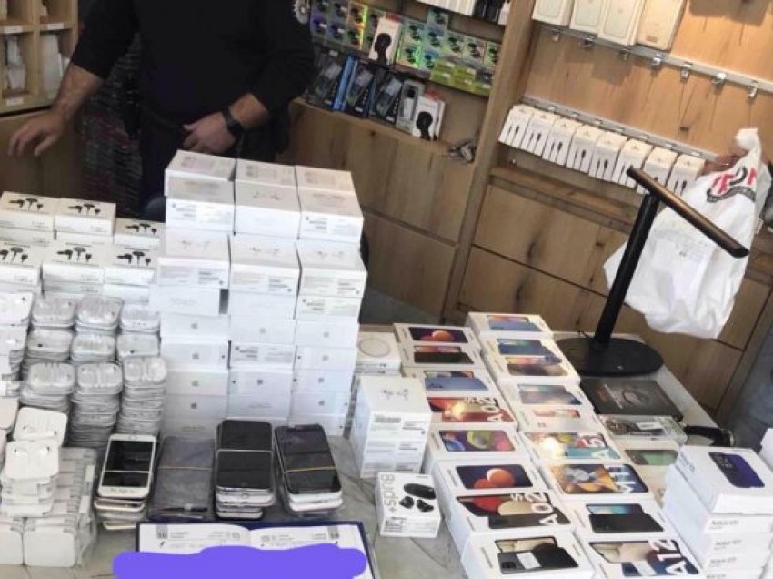 Dogana e Kosovës aksion në dyqanet e telefonave në Ferizaj, konfiskohen 92 të tillë