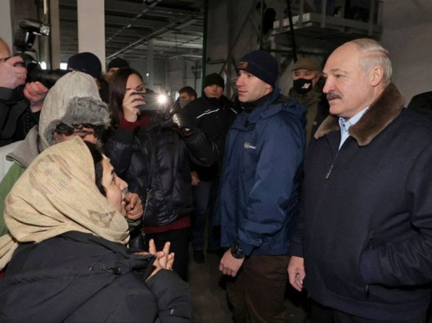 Lukashenko viziton migrantët në kufi me Poloninë: Nëse doni të shkoni në Perëndim, shkoni – askush nuk do t’ju ndal
