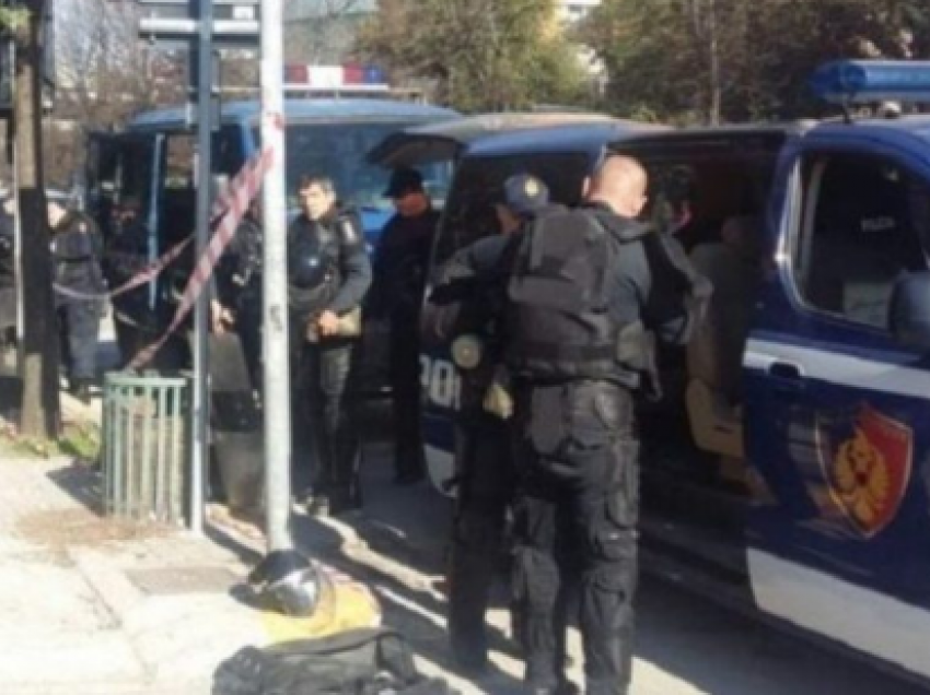 Elbasan/ Ishte bërë ‘tapë’, burri përplas makinën e 34-vjeçares dhe e kërcënon
