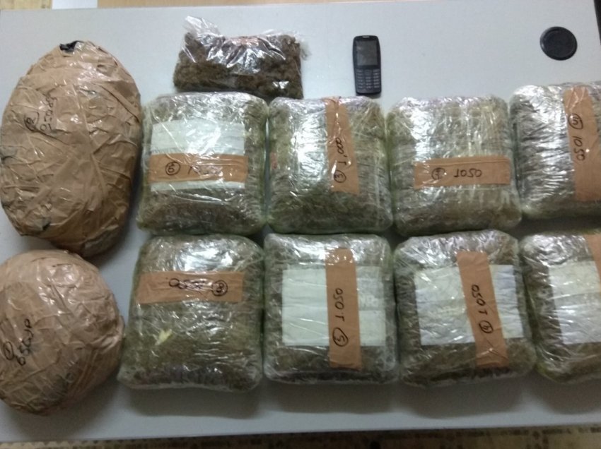 Shqiptarit i kapen 48 kg marijuanë e një pako kokainë