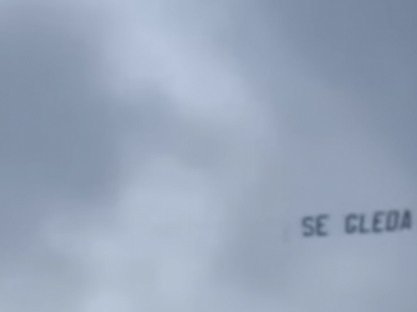 Avioni me mesazh mbi Shkup – “Shihet korrupsion”