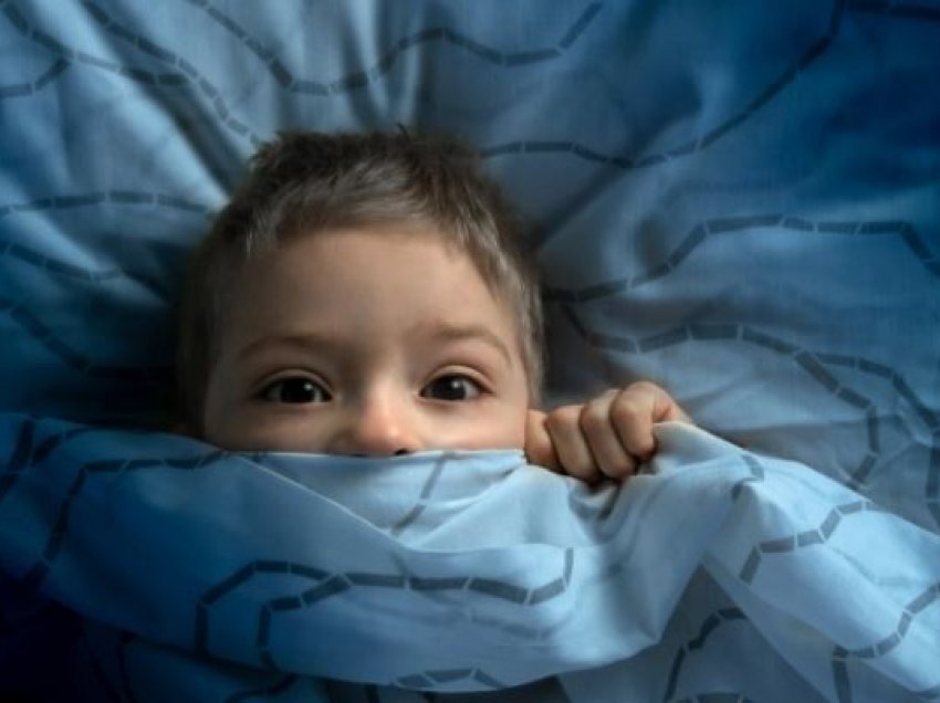 Studim: Mungesa e gjumit tek fëmijët dëmton trurin e tyre