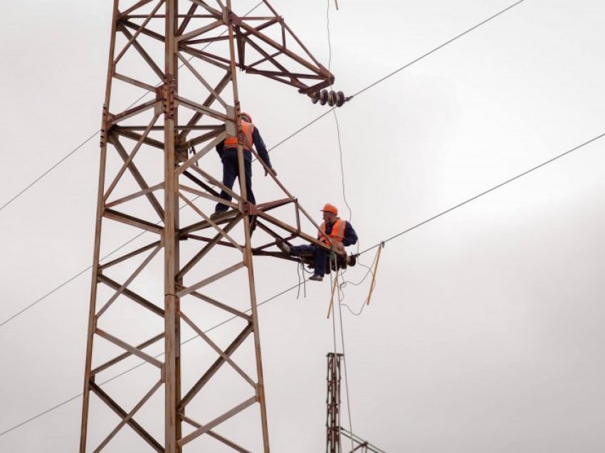 Moti i keq shkakton dëme në rrjetin elektrik, lëndohen dy elektricistë. Përmirësohet me 80% situata e furnizimit!