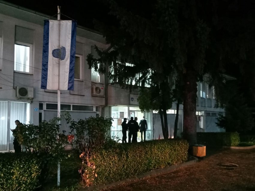 Tragjedia në Gllogjan, ministri Sveçla dhe Mehaj vizitojnë Policinë në Deçan