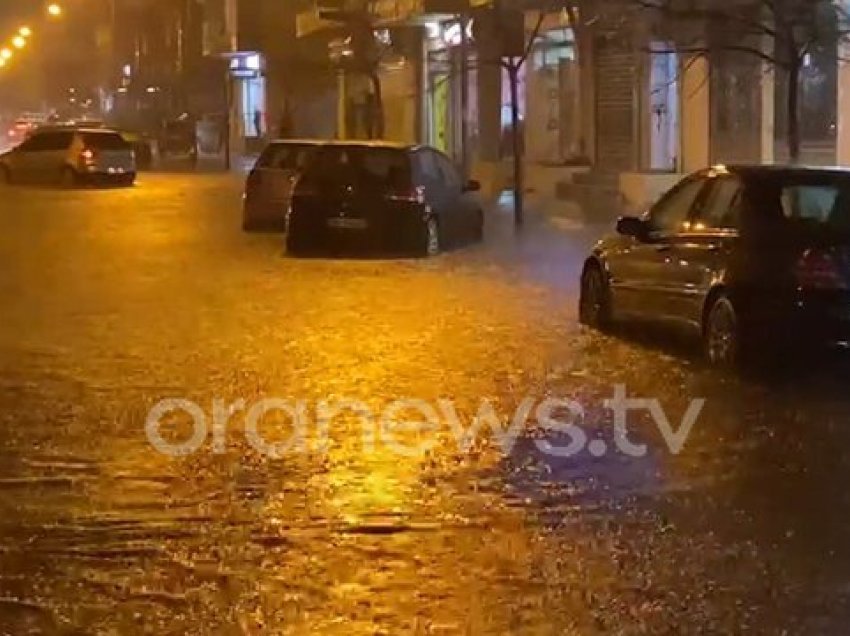 Moti i keq ‘pushton’ Vlorën, shiu i rrëmbyeshëm përmbyt disa rrugë, i vështirë qarkullimi i automjeteve