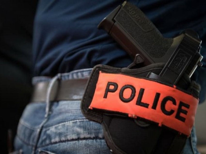 ​Një polic therret me thikë në Paris