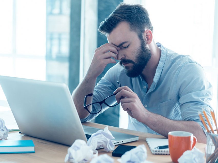 5 zakone që na bëjnë të ndihemi të lodhur në punë