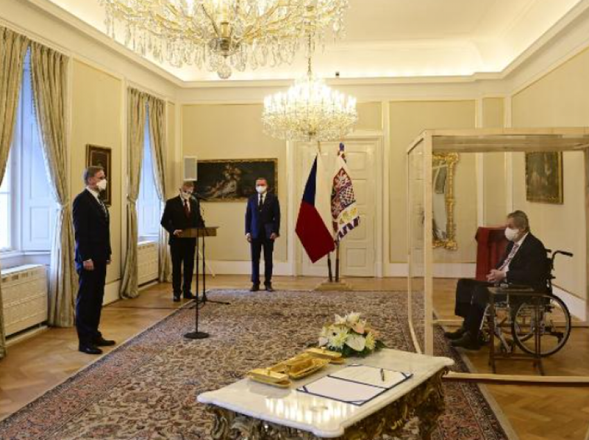 I infektuar me koronavirus, presidenti çek dekreton kryeministrin e ri përmes një “kutie” xhami