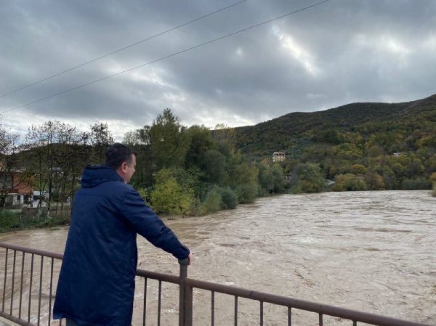 Reshjet e shiut/ Balla paralajmëron zonën e Divjakës për përmbytje