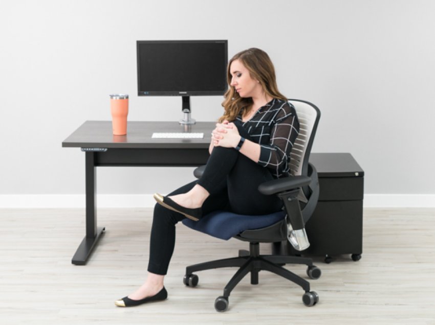 Eksperti zbulon se çfarë u bën këmbëve qëndrimi ulur në zyrë gjatë gjithë ditës
