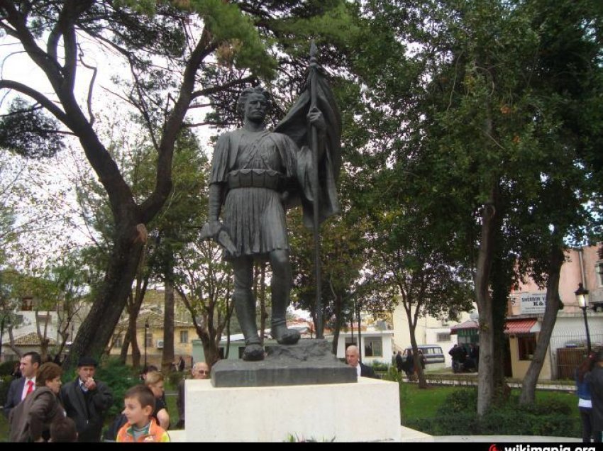 A e realizoi Odise Paskali: “Flamurtari-n” te varri i Ismail Qemalit, me honorarin e “Monumentit të luftëtarit kombëtar të Korçës”?