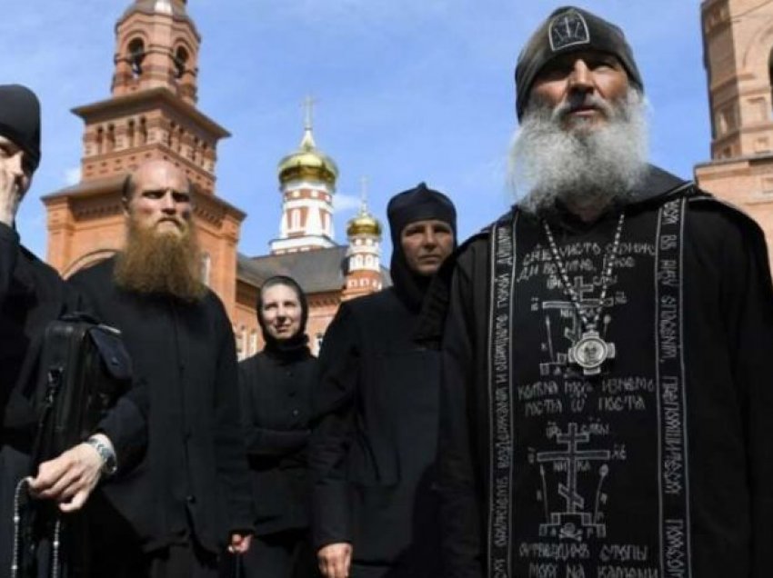 Dënohet me burgim murgu rus që mohoi koronavirusin