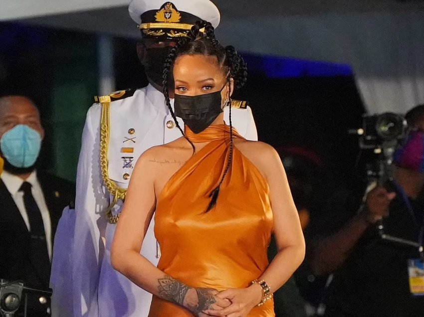 Rihanna pa sytjena, i thekson 'komplet' gjoksi