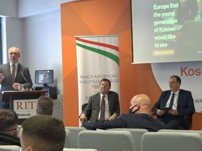 ​Varhelyi shpreson që të rinjtë e Kosovës së shpejti të udhëtojnë në BE pa viza