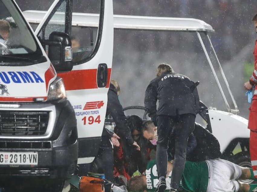 Dhimbje në gjoks, futbollisti u nxor me ambulancë nga fusha