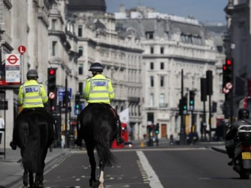 Burri sulmon katër persona me çekiç në qendër të Londrës
