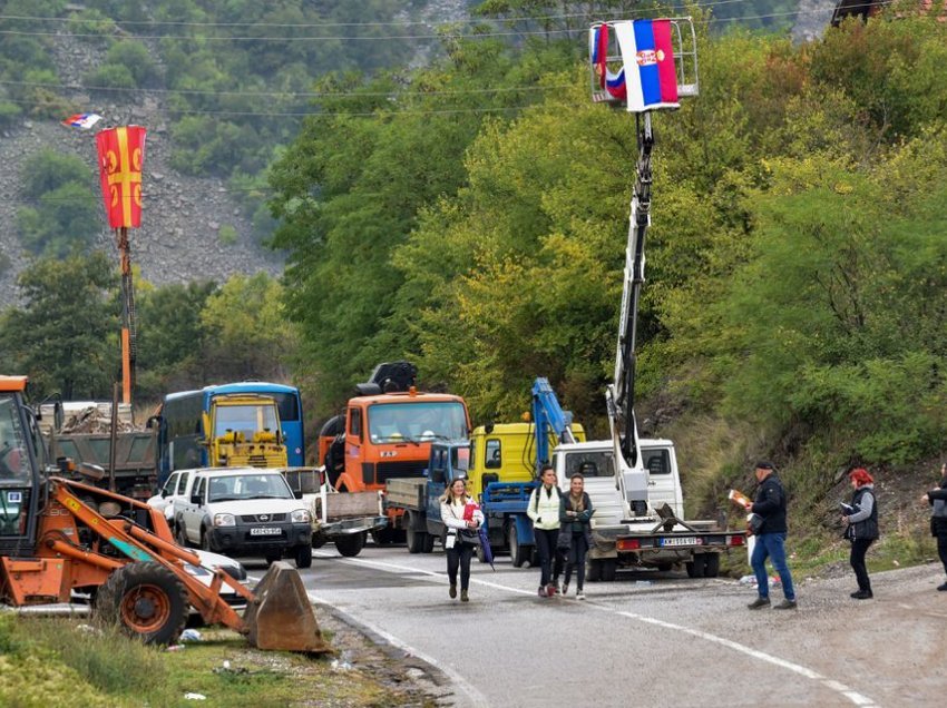 Reuters shkruan për situatën në veri të Kosovës: Serbët zhbllokojnë rrugët, NATO-ja i jep fund mosmarrëveshjes për targat