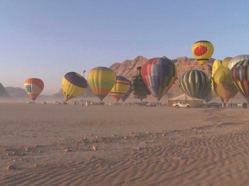 Në Jordani mbahet festivali i parë i balonave me ajër 