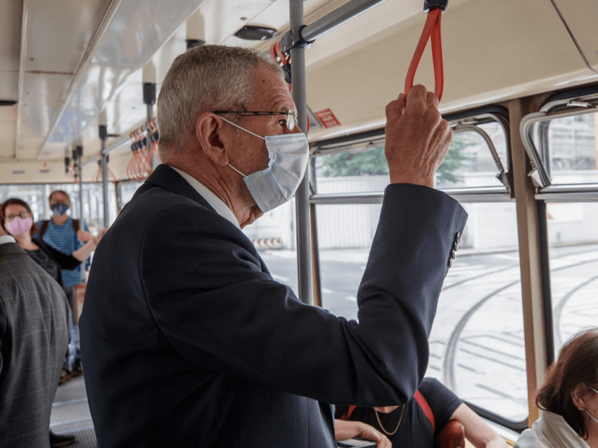 Presidenti i Austrisë udhëton me urban, me maskë dhe pa shqërues