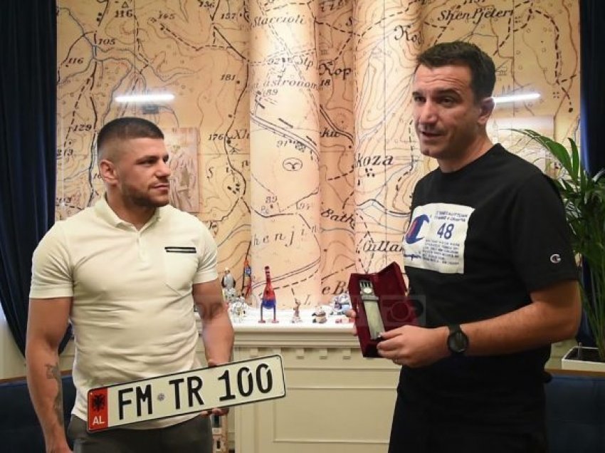 Veliaj pret boksierin kampion/ Florian Marku falenderon shqiptarët për përkrahjen