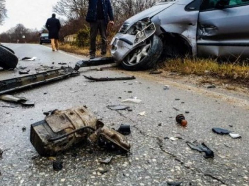 Aksident me vdekje në Fushë Krujë, makina përplaset me shtyllën e betonit, humb jetën 43-vjeçari