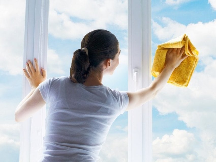 4 gabime që bëni kur pastroni dritaret e shtëpisë tuaj