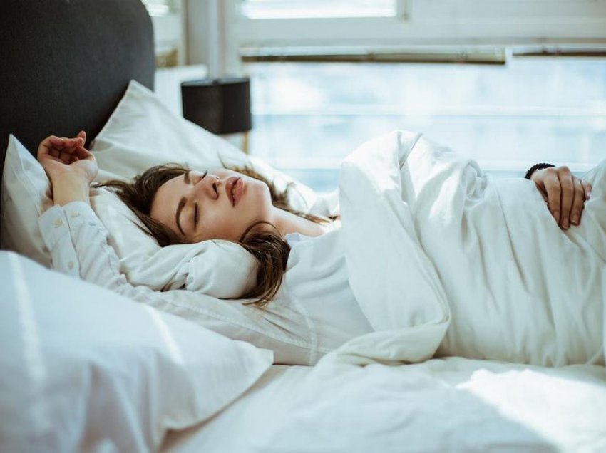 Gjumi në shpinë nuk preferohet shumë, por këto arsye ndoshta do t’ju bindin