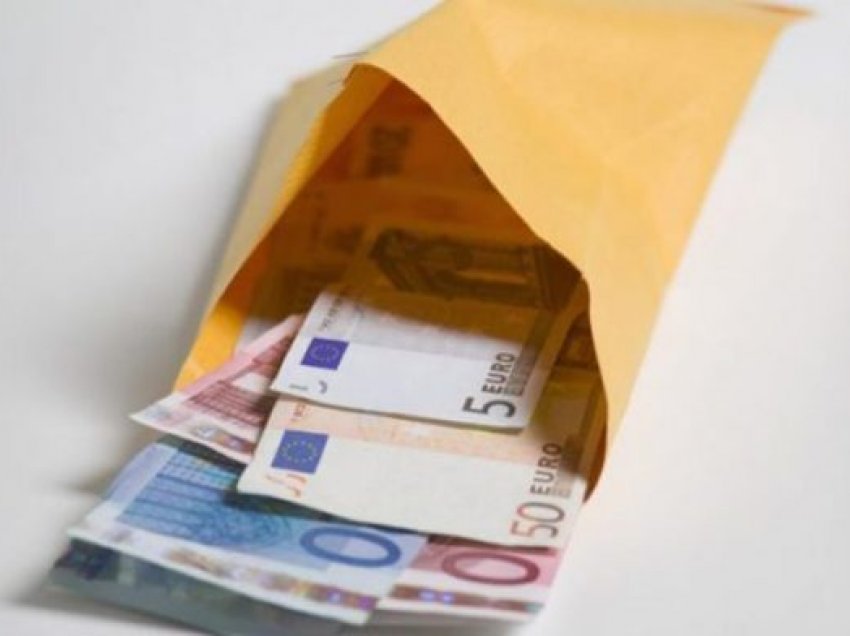 ​Klientët deponuan 1042 euro të falsifikuara