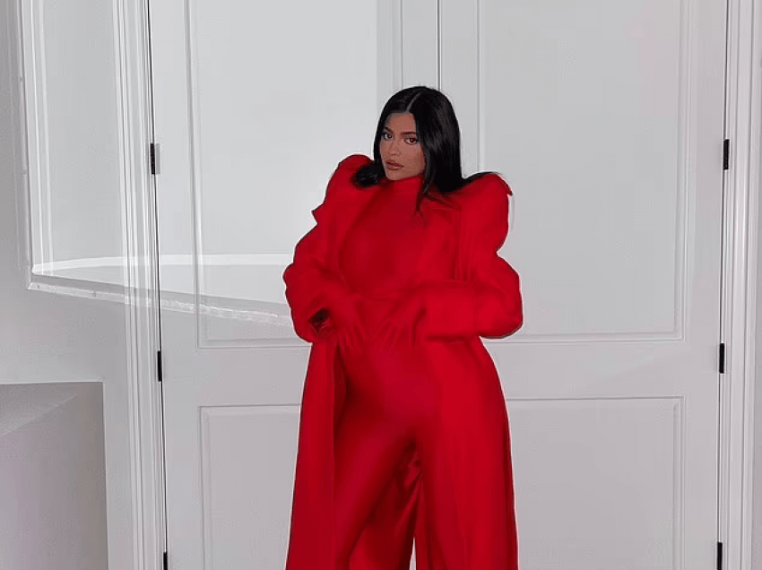 Kylie Jenner e 'zjarrtë' në të kuqe, tregon barkun e rritur