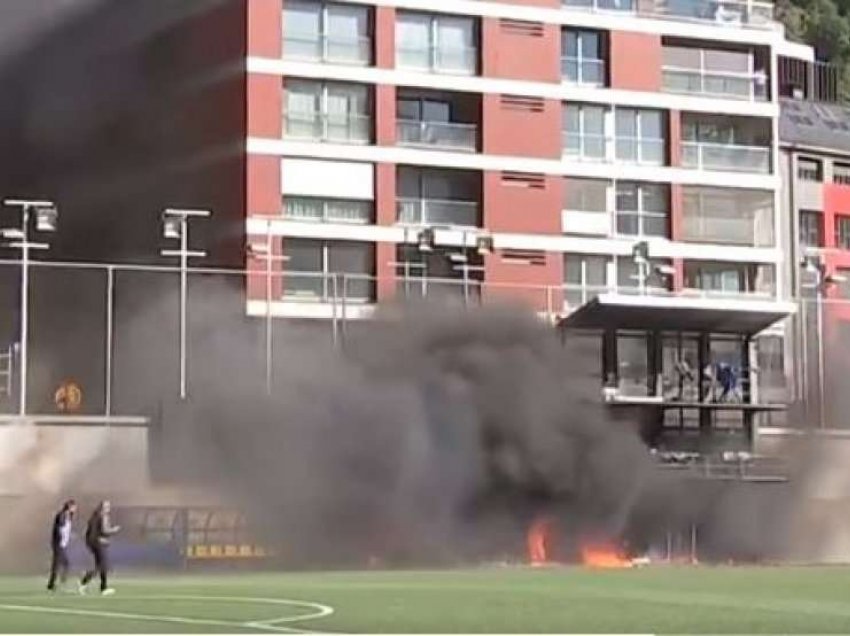Momente paniku, kundërshtarit të Shqipërisë i merr flakë stadiumi