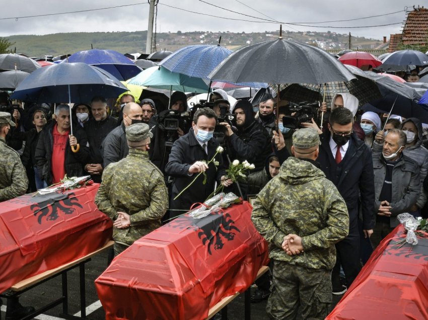Kurti vendos lule mbi arkivolet e nëntë viktimave të masakrës së Rezallës që u gjetën në Serbi