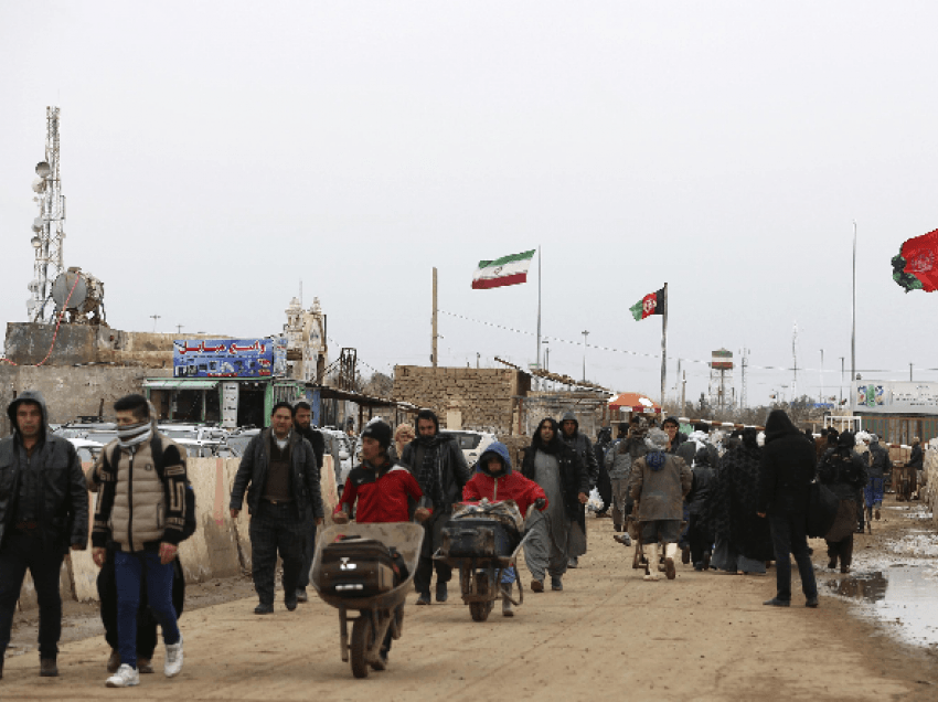 Afganët vërshojnë në kufirin me Iranin mes krizës ekonomike e regjimit të ri