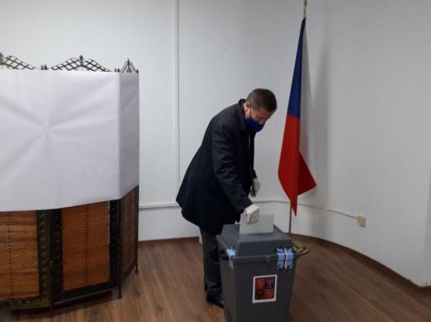 Shefi i BE-së në Kosovë voton për zgjedhjet e përgjithshme të Çekisë