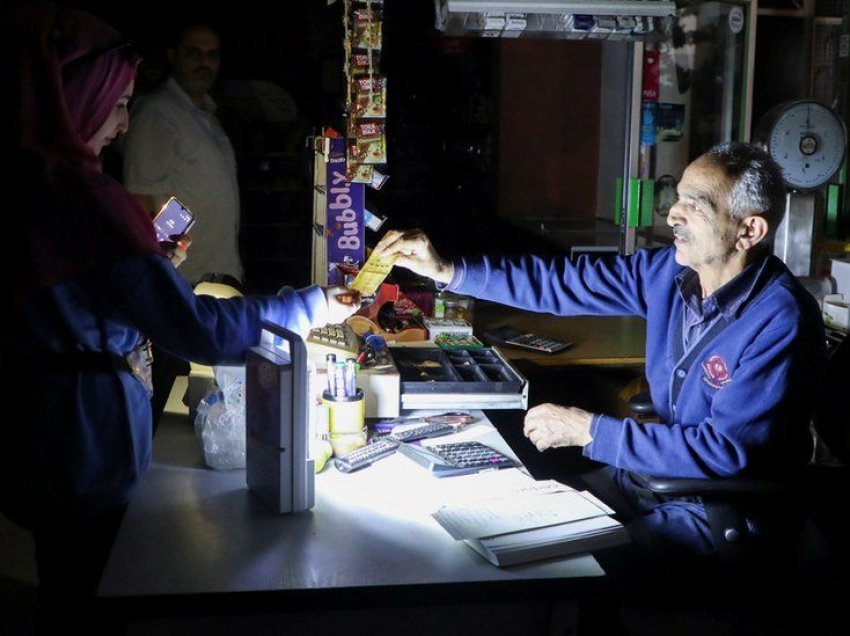 Pas 24 orësh në terr total, rikthehet energjia elektrike në Liban