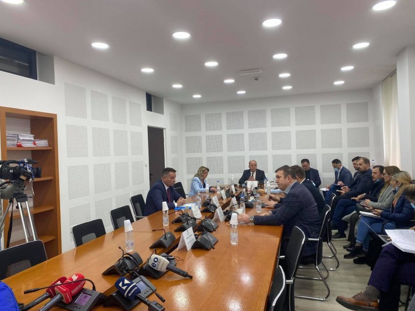 Deputetët duan debat për barrierat tregtare me Serbinë