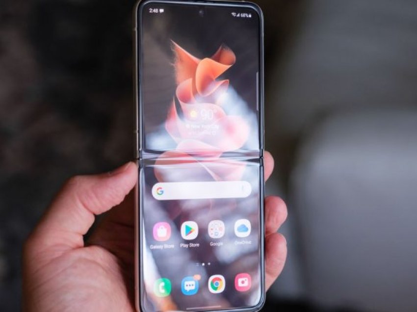 Samsung përpiqet të tregojë se telefonat e tij të palosshëm janë të fortë 