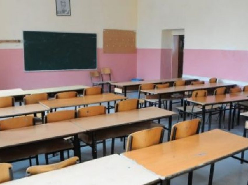 Flet drejtori i shkollës: Nëna e nxënëses hyri në klasë dhe e sulmoi mësuesen para të gjithëve