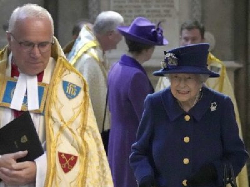 Mbretëresha Elizabeth shfaqet për herë të parë në publik me bastun