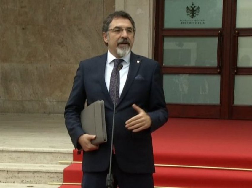 Ministri Çuçi: Do të marrim 110 smartphone dhe 6 radarë për të ndëshkuar shkelësit e qarkullimit rrugor